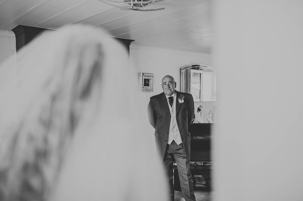 Dad seeing bride for the first time