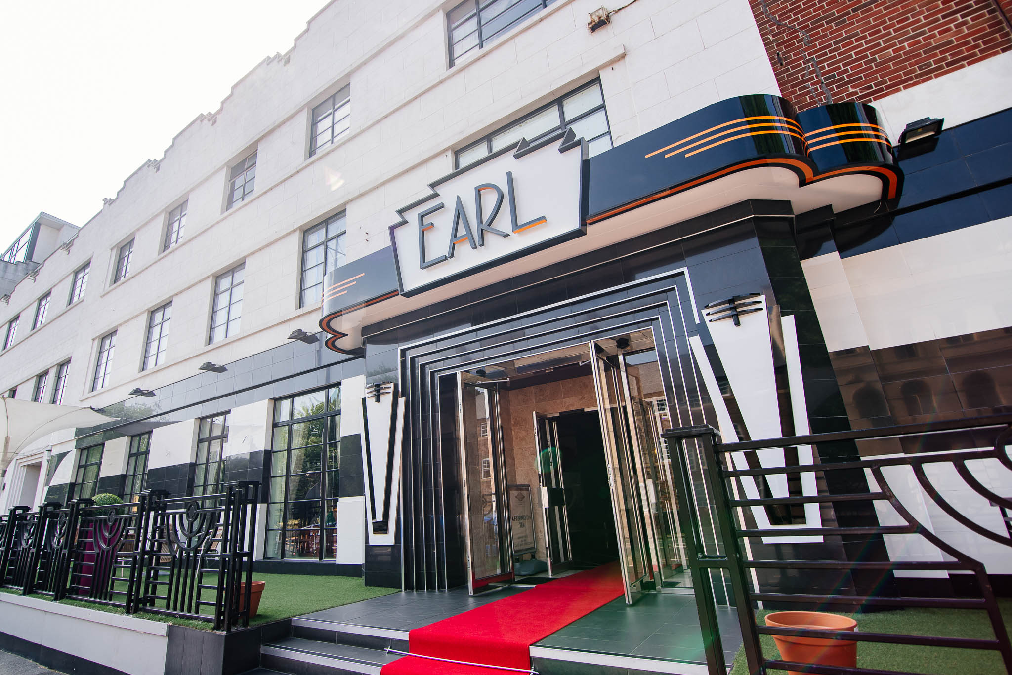Main entrance to The Earl of Doncaster Hotel.