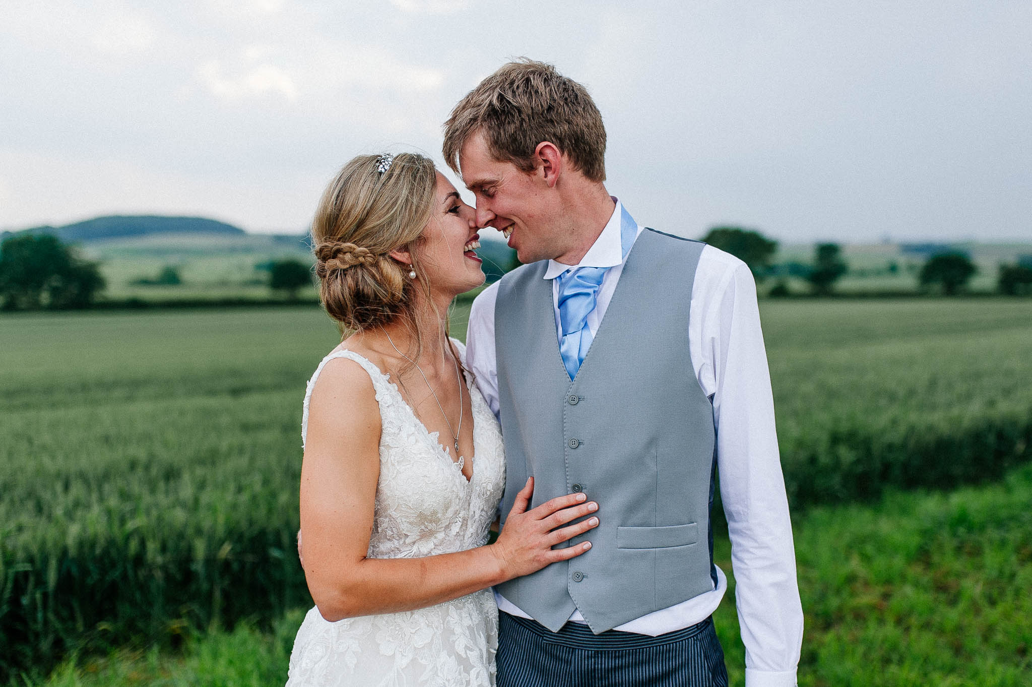 How much does a wedding photographer cost in the UK? A comprehensive guide for couples.